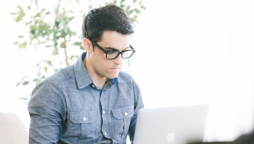 サテライトオフィスで仕事をするビジネスマン