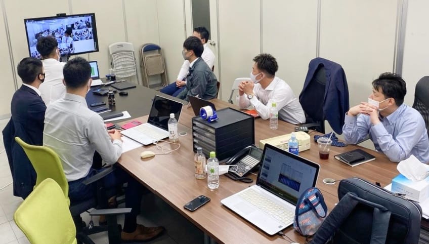社内のテレビ会議シーン