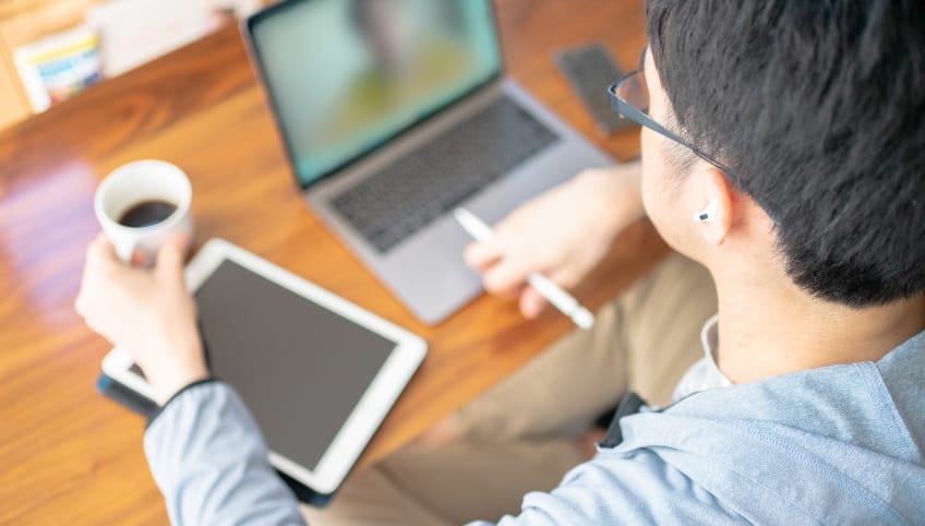 リモートワークでWeb会議するビジネスマン