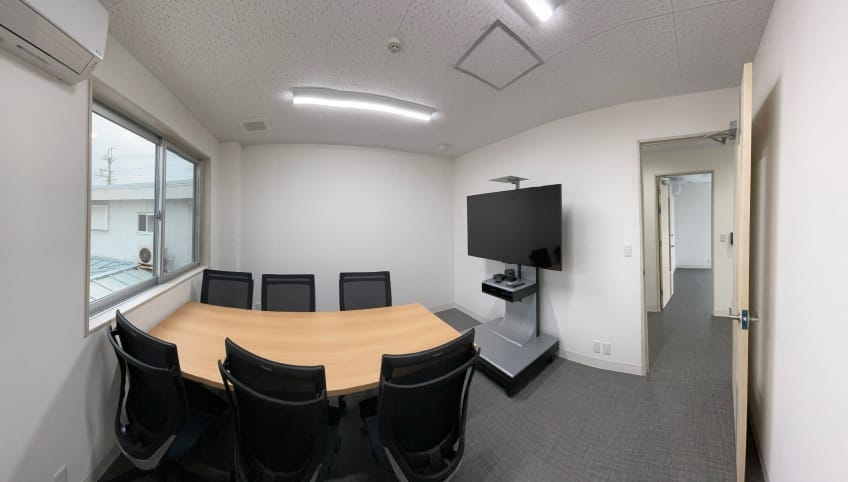 テレビ会議環境を整えた会議室のパノラマ画像