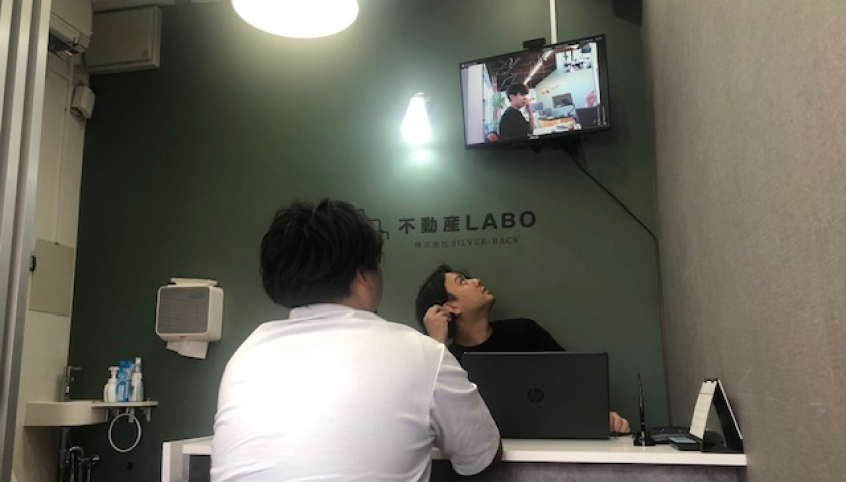 常時接続の店舗と互いに声を掛け合うシーン