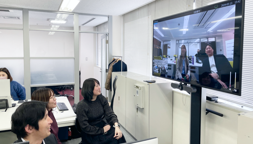 離れた拠点とリモートコミュニケーションをしている場面