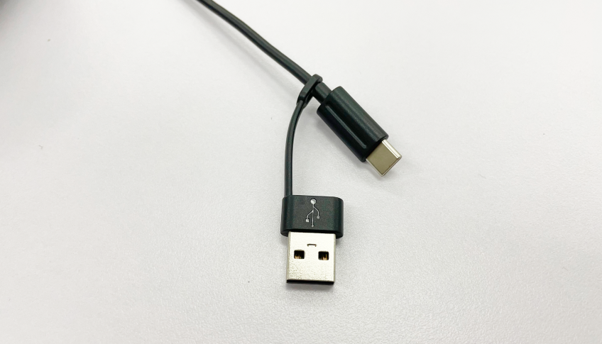 Jabra Speak2 75のUSB Type-C、Type-A 変換コネクタ