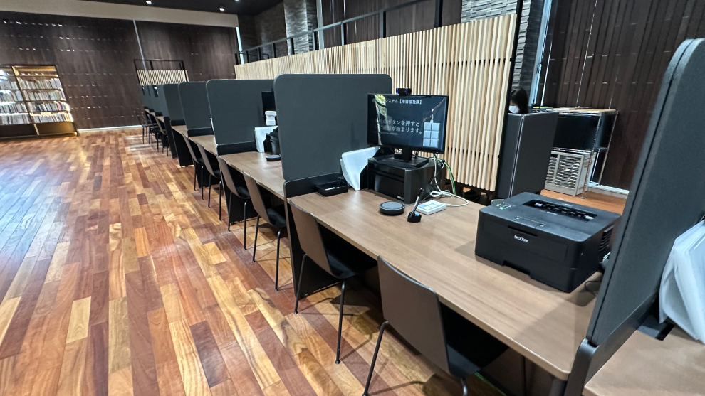 サービスゲート内に複数設置された遠隔窓口システム