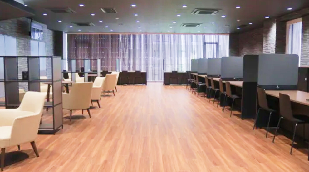 待合スペースと遠隔窓口のスペース